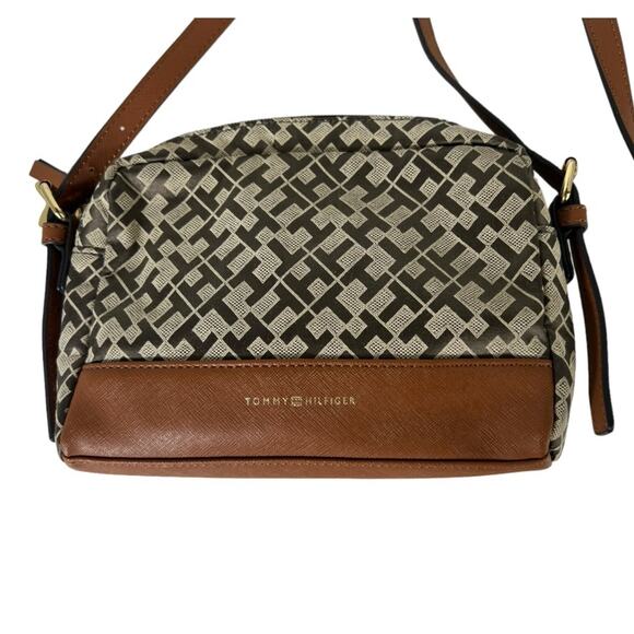 EUC Tommy Hilfiger Small Logo Adjustable Crossbody - Picture 4 of 8